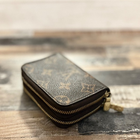 Louis Vuitton Monogram 6 Key Double Zipper Key Wallet. - Picture 4 of 8